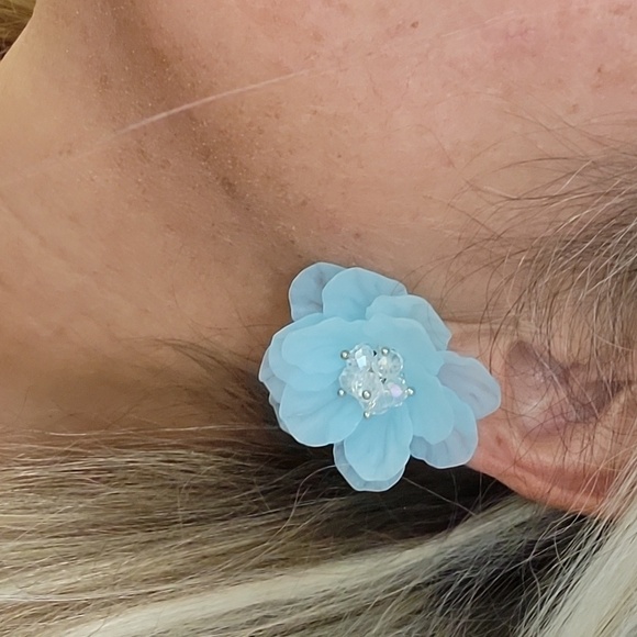 🔥LAST PAIR🔥 Sculptural Flower Statement Earrings - Picture 7 of 9